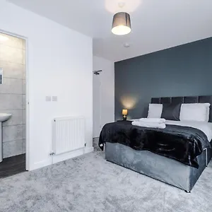 Cosy 3 Bed 3 Bath House - Central -self Check-in & Free Parking! Holiday home