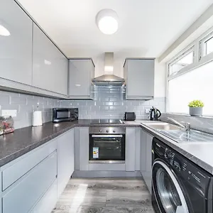 Ryan Air I - Huge 4 Bedroom House With Free Parking Holiday home